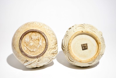 Deux vases de forme hu en porcelaine de Chine dit de &quot;Nankin&quot; aux crabes et animaux mythiques, 19&egrave;me
