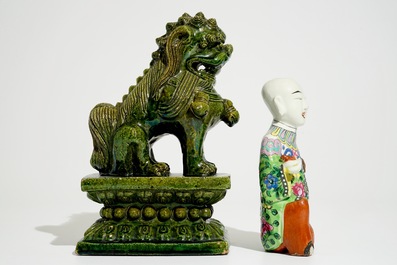 Un mod&egrave;le d'un gar&ccedil;on aux genoux en porcelaine de Chine famille rose et un lion de temple de style Ming, 19&egrave;me