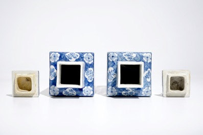 Une paire de vases de forme carr&eacute; en porcelaine de Chine bleu et blanc, marque de Kangxi, 19&egrave;me