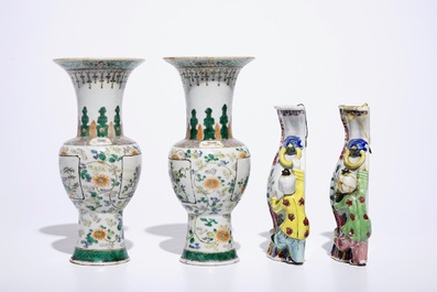 Une paire de vases &agrave; suspendre en porcelaine de Chine famille rose et une paire de vases yenyen famille verte, 18/19&egrave;me
