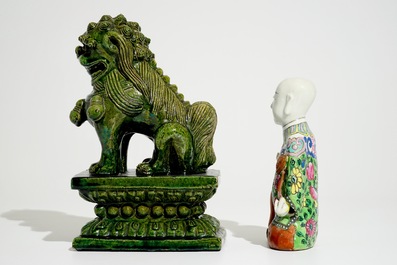 Un mod&egrave;le d'un gar&ccedil;on aux genoux en porcelaine de Chine famille rose et un lion de temple de style Ming, 19&egrave;me