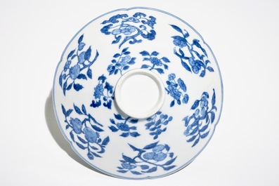 Un bol en porcelaine de Chine bleu et blanc &agrave; d&eacute;cor de fleurs et fruits, 19&egrave;me