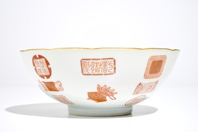 Een Chinese kom met ijzerrood en verguld decor van tao&iuml;stische symbolen en merken, Qianlong merk, 19/20e eeuw