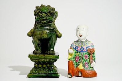 Un mod&egrave;le d'un gar&ccedil;on aux genoux en porcelaine de Chine famille rose et un lion de temple de style Ming, 19&egrave;me