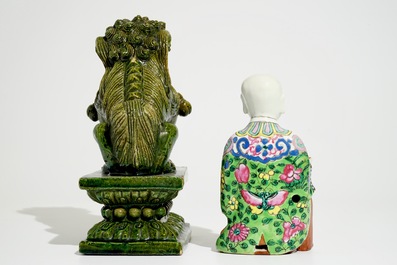 Un mod&egrave;le d'un gar&ccedil;on aux genoux en porcelaine de Chine famille rose et un lion de temple de style Ming, 19&egrave;me