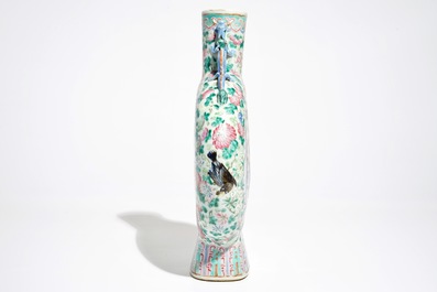 Een Chinese famille rose moonflask met een hofsc&egrave;ne, 19e eeuw