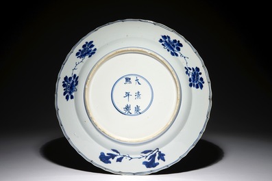 Un plat en porcelaine de Chine bleu et blanc &agrave; d&eacute;cor floral, marque et &eacute;poque de Kangxi