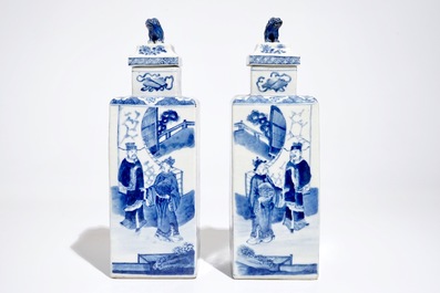 Une paire de vases de forme carr&eacute; en porcelaine de Chine bleu et blanc, marque de Kangxi, 19&egrave;me