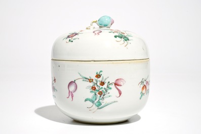 Une bo&icirc;te couverte en porcelaine de Chine famille rose &agrave; d&eacute;cor floral, Qianlong
