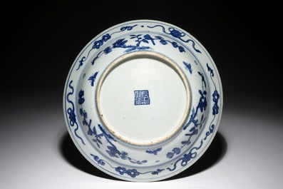 Un plat en porcelaine de Chine bleu et blanc aux cerfs dans un paysage, Jiajing