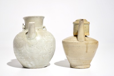 Deux verseuses monochromes en gris et beige, Chine, Dynasties Song/Yuan