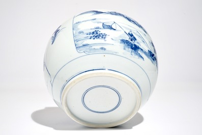 Een fijne Chinese blauwwitte bolle pot met figuren in een landschap, Kangxi