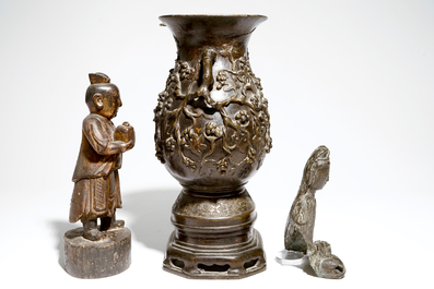 Een grote Chinese bronzen vaas op sokkel, een zittende bronzen guanyin en een vergulde houten figuur, Ming Dynastie