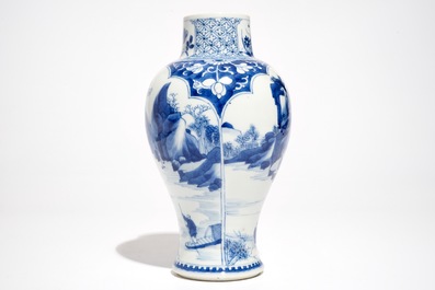 Een Chinese blauwwitte vaas met landschapspanelen, Kangxi
