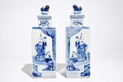 Une paire de vases de forme carr&eacute; en porcelaine de Chine bleu et blanc, marque de Kangxi, 19&egrave;me