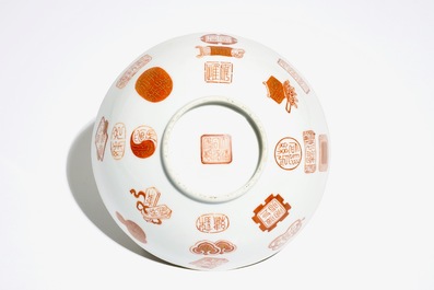 Un bol en porcelaine de Chine rouge de fer et dor&eacute; aux marques et symboles taoistes, marque de Qianlong, 19/20&egrave;me