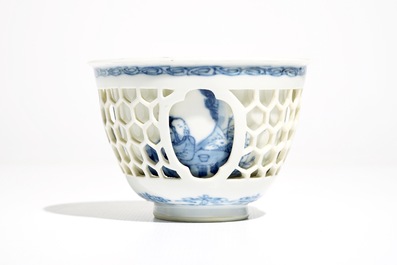 Un bol &agrave; double parois en porcelaine de Chine bleu et blanc, Kangxi