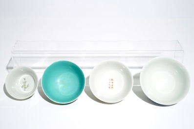 Quatre bols en porcelaine de Chine famille rose et bleu et blanc, 19/20&egrave;me