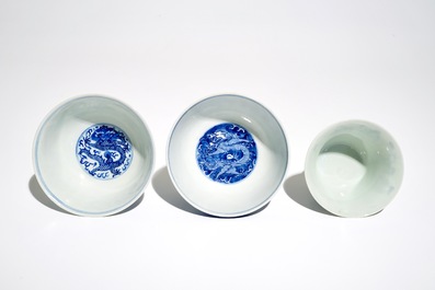 Three Chinese blue and white bowls with dragons and figures, 19th C.