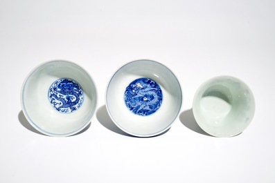 Trois bols en porcelaine de Chine bleu et blanc aux dragons et figures, 19&egrave;me