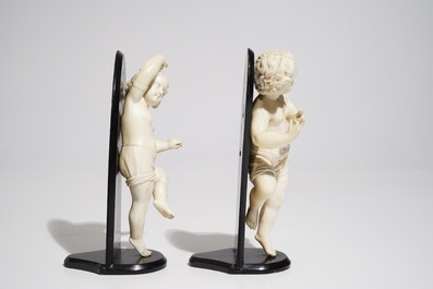 Een paar ivoren figuren van putti, Frankrijk, 18e eeuw