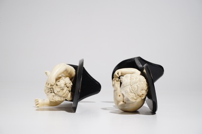 Une paire de mod&egrave;les de putti en ivoire sculpt&eacute;, France, 18&egrave;me
