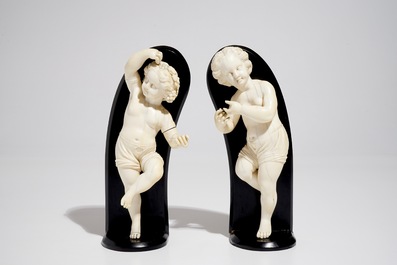 Een paar ivoren figuren van putti, Frankrijk, 18e eeuw