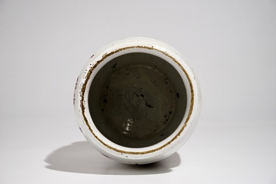 Een grote polychrome albarello in Brussels aardewerk, 18e eeuw