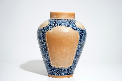 Un vase en porcelaine d'Arita bleu et blanc aux panneaux en biscuit, 17/18&egrave;me