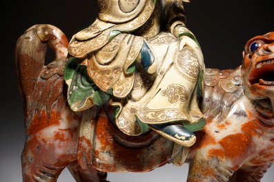 Une figure de l'immortel Vajraputra sur un lion bouddhiste en pierre de savon, Kangxi/Qianlong