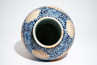 Un vase en porcelaine d'Arita bleu et blanc aux panneaux en biscuit, 17/18&egrave;me