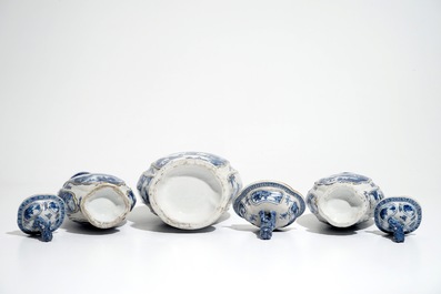 Une garniture de trois vases couverts en porcelaine de Chine bleu et blanc, Qianlong