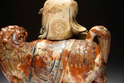 Een Chinese zeepstenen figuur van de onsterfelijke Vajraputra op een boeddhistische leeuw, Kangxi/Qianlong