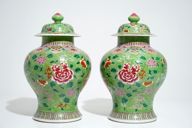 Une paire de vases couverts et une paire de jardini&egrave;res sur pr&eacute;sentoirs en porcelaine de Chine famille rose, 19/20&egrave;me