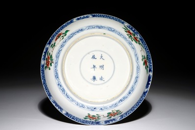 Une assiette en porcelaine de Chine famille verte, marque de Chenghua, Kangxi