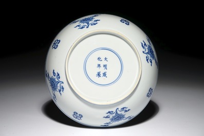 Een Chinees blauwwit bord met symbolendecor, Chenghua merk, Kangxi