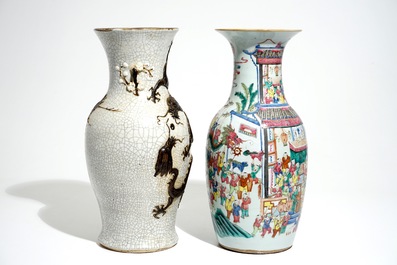 Un vase en porcelaine de Chine famille rose et un vase au dragon, 19&egrave;me