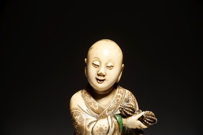 Een Chinese zeepstenen figuur van de onsterfelijke Vajraputra op een boeddhistische leeuw, Kangxi/Qianlong