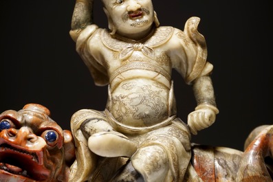 Une figure de l'immortel Vaishravana sur un lion bouddhiste en pierre de savon, Kangxi/Qianlong