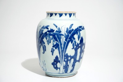Een Chinese blauwwitte vaas met een qilin, Shunzhi, Transitie periode