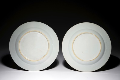 Deux assiettes en porcelaine de Chine famille rose aux figures europ&eacute;ennes, Qianlong
