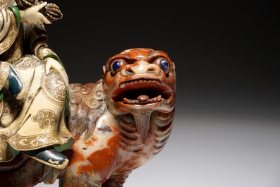 Een Chinese zeepstenen figuur van de onsterfelijke Vajraputra op een boeddhistische leeuw, Kangxi/Qianlong