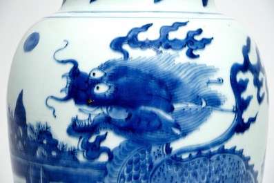 Un vase en porcelaine de Chine bleu et blanc &agrave; d&eacute;cor d'un qilin, Shunzhi, &eacute;poque Transition