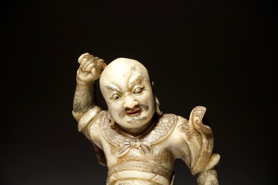 Une figure de l'immortel Vaishravana sur un lion bouddhiste en pierre de savon, Kangxi/Qianlong