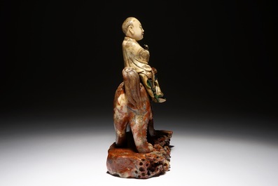 Une figure de l'immortel Vajraputra sur un lion bouddhiste en pierre de savon, Kangxi/Qianlong