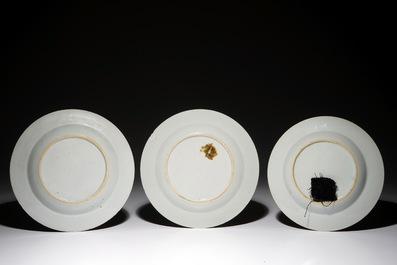 Trois assiettes en porcelaine de Chine famille rose et doucai, Yongzheng/Qianlong