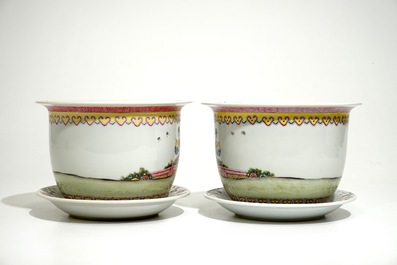 Une paire de vases couverts et une paire de jardini&egrave;res sur pr&eacute;sentoirs en porcelaine de Chine famille rose, 19/20&egrave;me