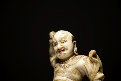 Een Chinese zeepstenen figuur van de onsterfelijke Vaishravana op een boeddhistische leeuw, Kangxi/Qianlong