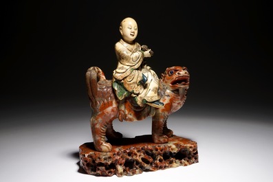 Une figure de l'immortel Vajraputra sur un lion bouddhiste en pierre de savon, Kangxi/Qianlong