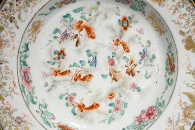 Une paire d'assiettes en porcelaine de Chine famille rose aux poissons, Yongzheng